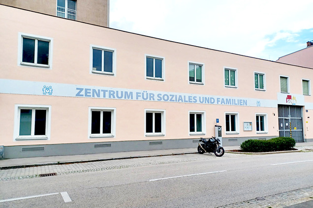 Gebäude-Aussenansicht des "Zentrum für Soziales und Familien" in Schwechat in der Sendergasse.