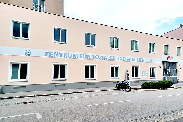 Gebäude-Aussenansicht des "Zentrum für Soziales und Familien" in Schwechat in der Sendergasse.