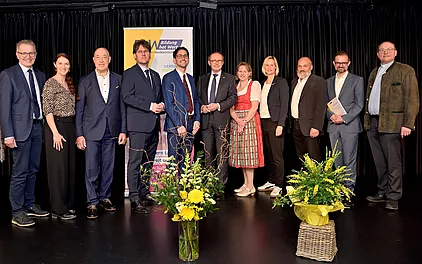 Gruppenbild mit mehreren Personen.