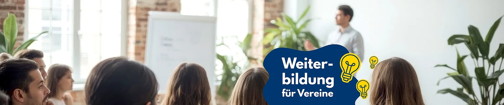 Mehrere Personen sitzen in einem Seminarraum und hören einem Mann zu, der vorne steht und etwas präsentiert. Im Vordergrund ist der Schriftzug „Weiterbildung für Vereine“ mit einem Glühbirnen-Symbol zu sehen.