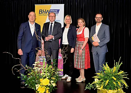 Franz Raab, Othmar Karas, Therese Reinel, Ursula Nürnberger und Georg Primas stehen Gruppe vor einem BhW-Rollup.