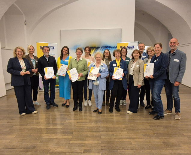 Ein Gruppenfoto mit allen Personen welche eine "Danke für 80 Jahre" Urkunde überreicht bekommen haben.