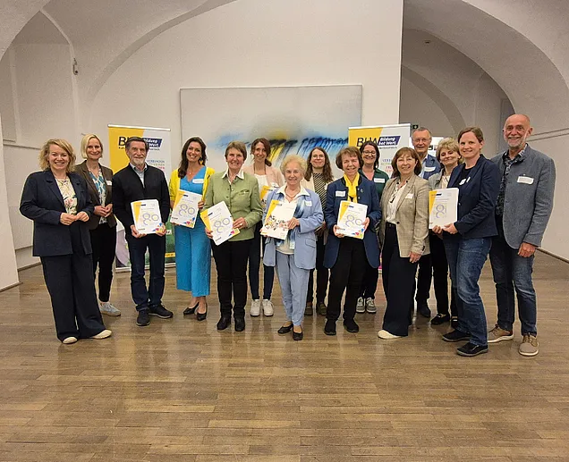 Ein Gruppenfoto mit allen Personen welche eine "Danke für 80 Jahre" Urkunde überreicht bekommen haben.
