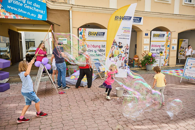 Info-Point des BhW, Kinder machen Riesenseifenblasen