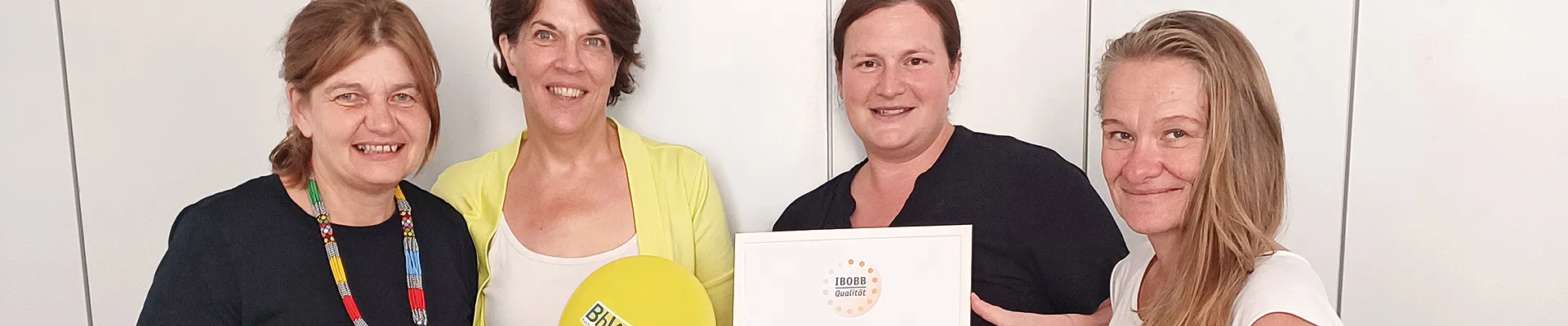 Das Team der Bildungsberatung vom BhW Niederösterreich zeigt die IBOBB-Gütesiegel-Urkunde.