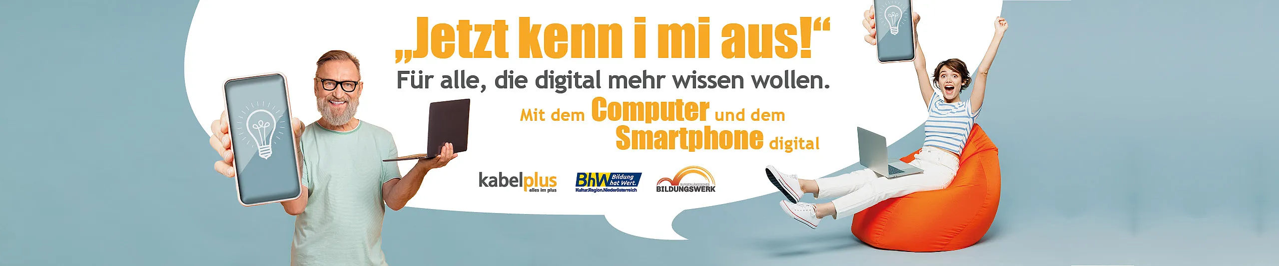 Links steht ein Mann mit Bart, er lacht und hält einen Laptop und eiN Smartphone in der Hand. Rechts sitzt eine junge Dame auf einem orangenen Sitzsack hat ebenfalls ein Smartphone in der Han dund einen Laptop am Schoß. Man kann die Schrift lesen: „Jetzt kenn i mi aus!“ Für alle, die digital mehr wissen wollen. Mit dem Computer und dem Smartphone digital  