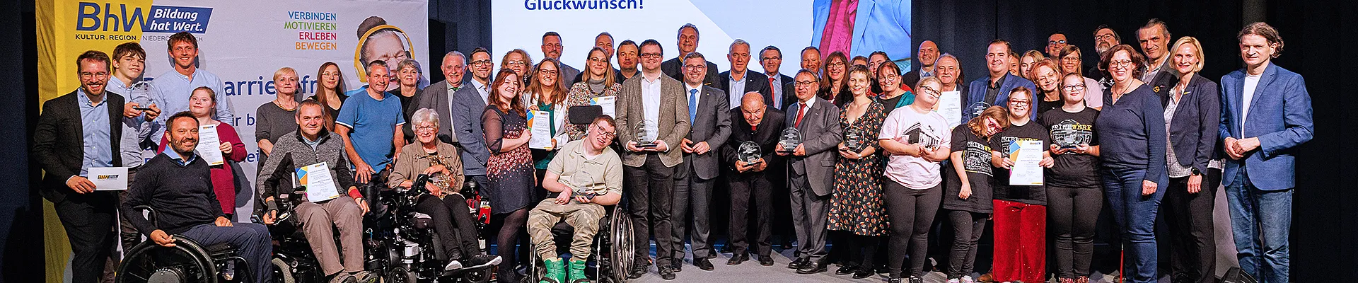 Gruppenfoto aller Siegerprojekte bei Vorbild Barrierefreiheit 2024 mit Landesrat Ludwig Schleritzko, Landesrätin Christiane Teschl-Hofmeister, Kultur.Region.Niederösterreich-Geschäftsführer Martin Lammerhuber, BhW Geschäftsführerin Therese Reinel, den Moderatoren und Jurymitgliedern