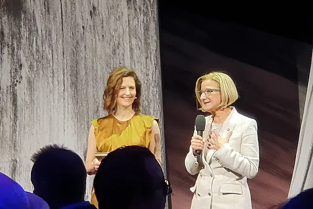 Landeshauptfrau Johanna Mikl-Leitner und Moderatorin der Veranstaltung unterhalten sich auf der Bühne.