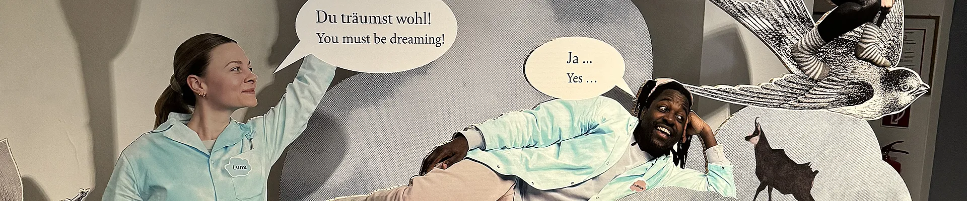 Das Bild zeigt einen Ausschnitt der Ausstellung „Träume… träumen“ auf der Schallaburg 2025.