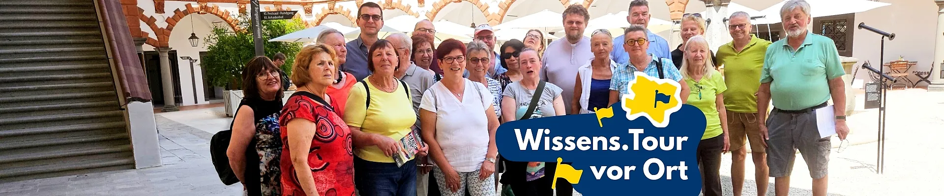 Das Bild zeigt eine Gruppe Menschen im Innenhof der Renaissanceburg Schallaburg, wo diese die Ausstellung „Träume träumen“ besuchte.