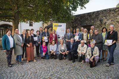 Gruppenbild mit Gemeinderätinnen und Gemeinderäten gemeinsam mit Landesrat Ludwig Schleritzko und Projektleiterin Marlene Waxenegger