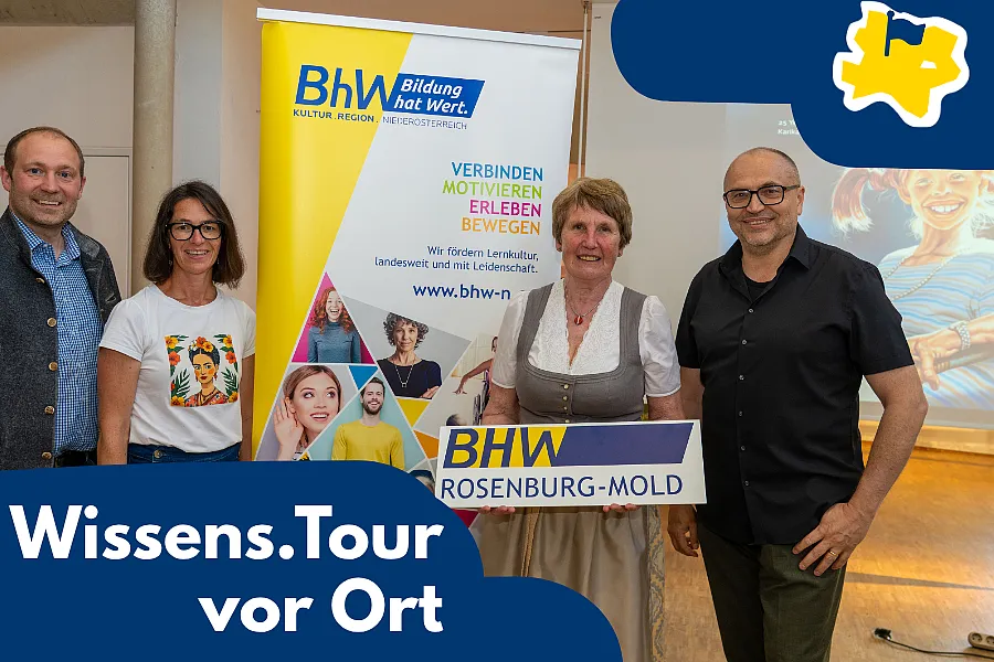 Museumskustos Hans-Peter Trimmel, Horns Kulturstadträtin Barbara Stark, BHW-Obfrau Margit Pichler und Referent Dir. Gottfried Gusenbauer stehen vor einem BhW Roll-Up und einer Präsentation vom Karikaturmuseum Krems zu sehen