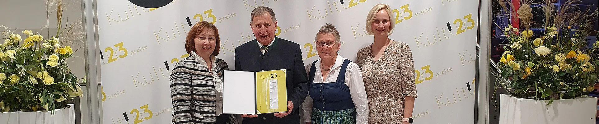 Sabine Neunteufl (stellvertretende Landesvorsitzende BHW Verein), Johann Pittl und Leopoldine Pittl, Therese Reinel (Geschäftsführerin BhW Niederösterreich GmbH) stehen als Gruppe zusammen. Johann Pittl präsentiert die Urkunde zum Kulturpreis.