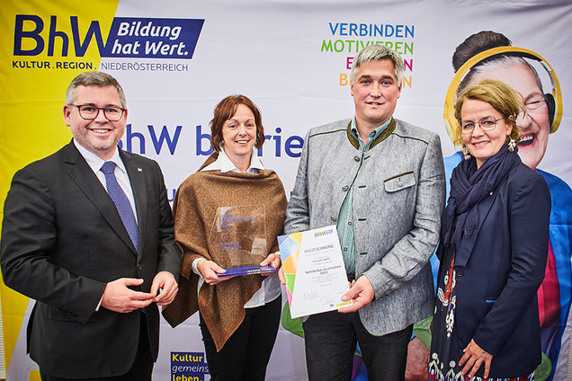 Gruppenfoto mit 4 Personen, 2 Frauen und zwei Männer
