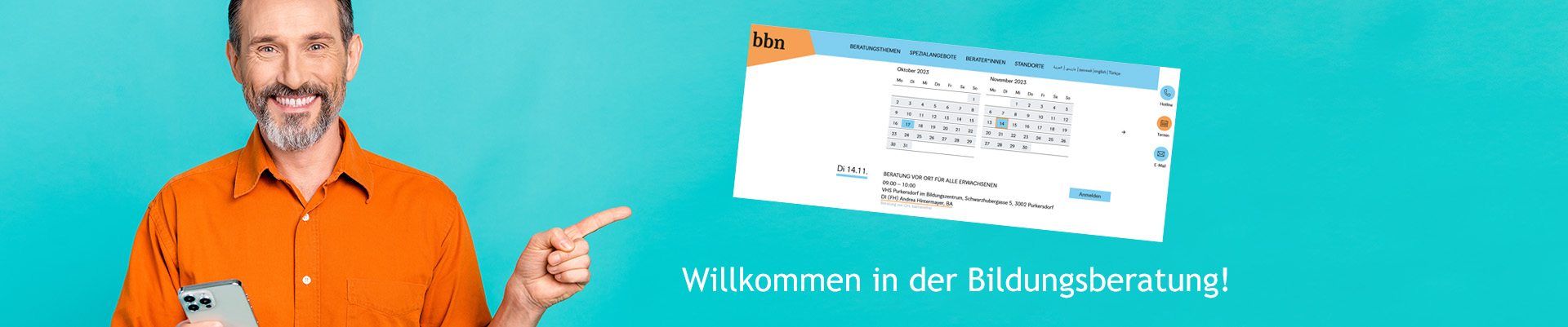 Ein Mann mit Bart, orangenem Hemd und einem Handy in der Hand, steht vor einem türkisen Hintergrund. Er deutet lachend mit seiner linken Hand auf einen "Screenshot der Terminvereinbarung" der Bildungsberatung. Darunter steht der Text "Willkommen in der Bildungsberatung!"