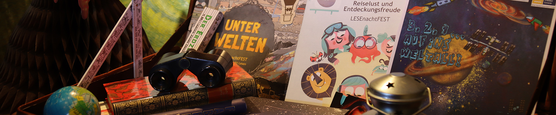Eine Kiste voller Materialien für ein LeseNachtfest.