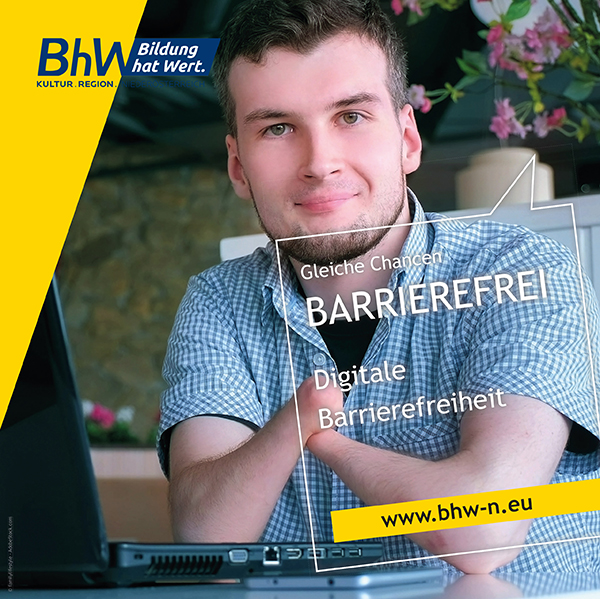 Titelbild der Broschüre "Digitale Barrierefreiheit Barrierefrei durchs Web". Die Broschüre ist quadratische. Links oben ist das BhW Logo. Man sieht ein Foto von einem jungen Mann dem beide Hände fehlen. Er sitzt vor seinem Laptop und lacht in die Kamera. Rechts im Bild steht der Titel der Broschüre.