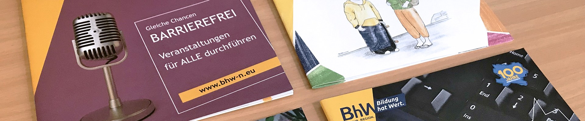 Foto von den vier bisher erschienenen Barrierefrei-Broschüren.