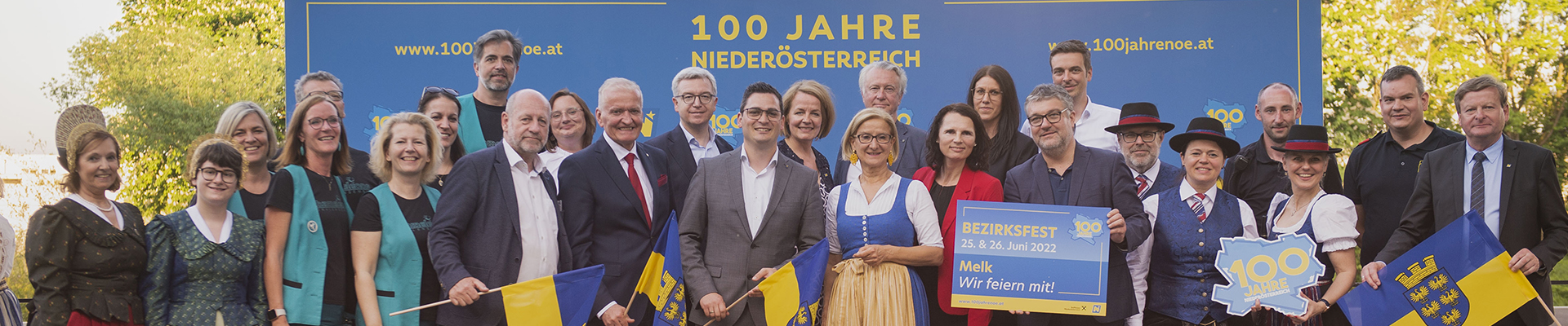 Gruppenfoto mit zahlreichen Personen. Auch Landeshauptfrau Johanna Mikl-Leitner ist auf dem Bild. Das Foto entstand im Bezirk Melk bei der Auftaktveranstaltung von 100 Jahre Land Niederösterreich.