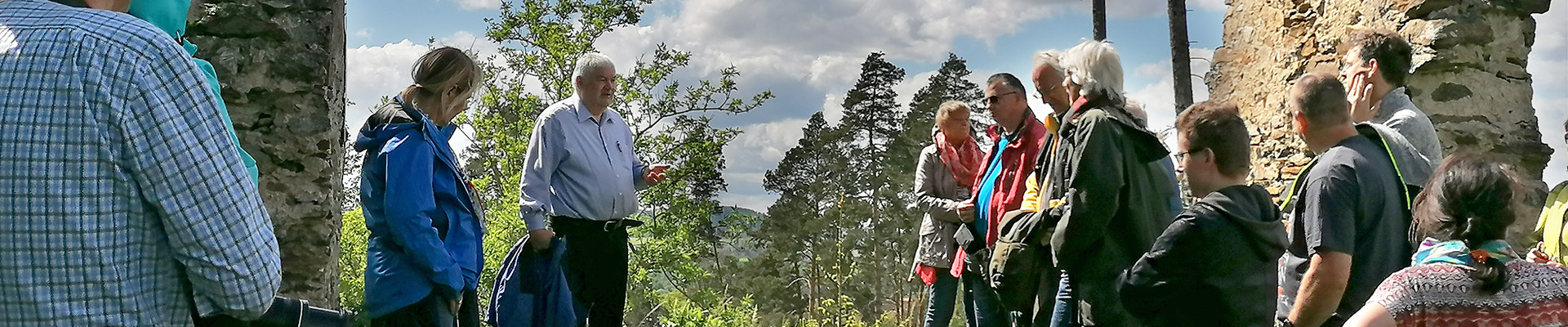 Das Bild zeigt eine Personengruppe bei einer geschichtlichen Wanderung zum Galgen in Raabs an der Thaya.